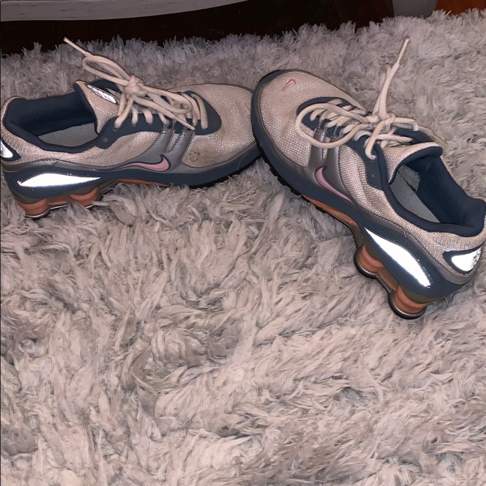 NIKE SHOX